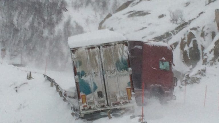 Trailer full av fisk henger utover stup etter å ha sklidd ut av veien på Kvaløya i Tromsø