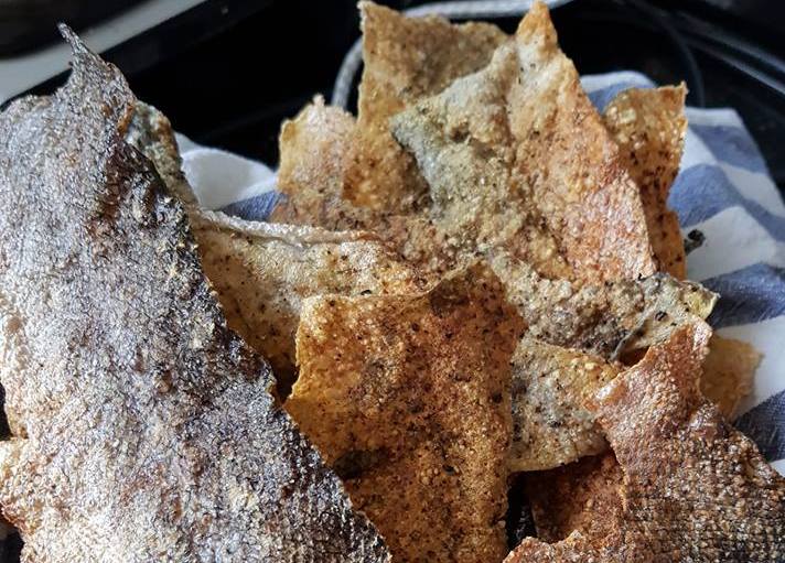 Lager chips av lakseskinn