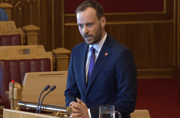 – Løsningene finner vi ikke i et vakuum på et lukket rom på Stortinget