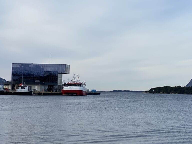 Oppdrettere har flyttet inn i “penthousen” til Florøs nye signalbygg
