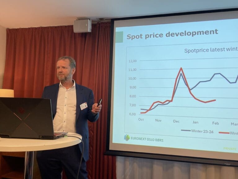 Vinteren har gitt prissjokk på laksen. Men verken Fish Pool eller Kontali ser noen lysning i markedet