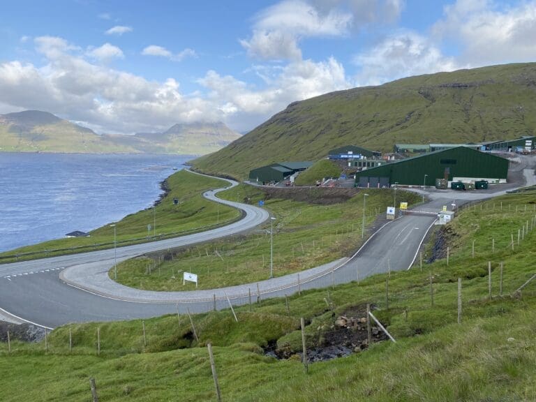 Hiddenfjord kjemper hardt mot lakselusen: Har utviklet et unikt strømgjerde for å takle den