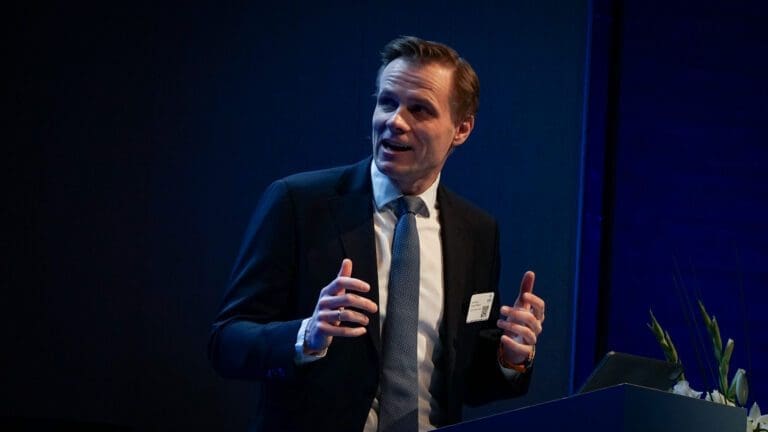 Utsetter slakt og låner penger etter lavere laksepriser enn ventet