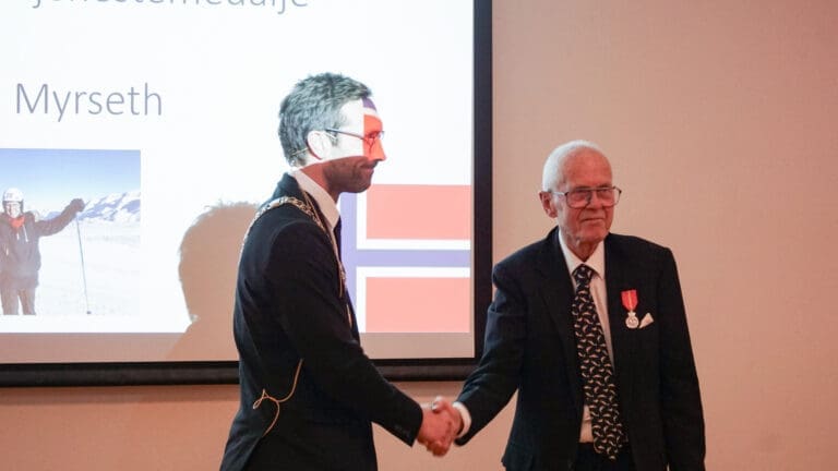 Her blir havbrukspioneren hedret i kongens navn: – Bjørn har vært over alt