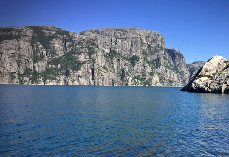 Statsforvalteren sier nei til lukkede Grieg-anlegg: – Bekymret for utviklingen i fjorden