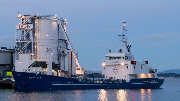 – Flere hundre tusen tonn fiskerester kastes i havet