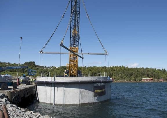 Betongmerda trygt i sjøen