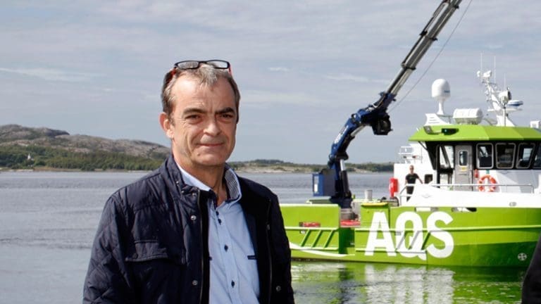 Han trenger flere folk for å få unna jobbene
