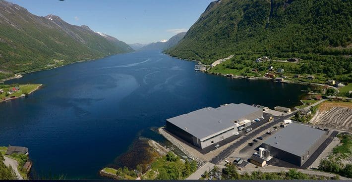 Refinansierer og betaler nær 1,4 milliard i kvartalsutbytte