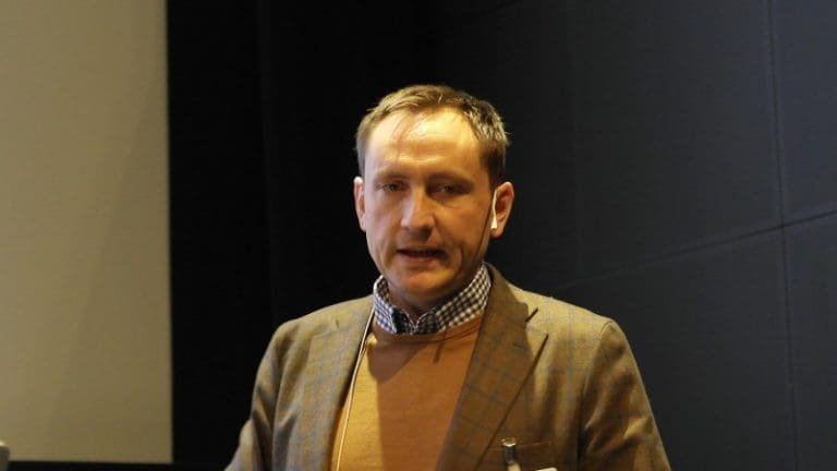 Han produserer oppdrettslaks på land i Polen
