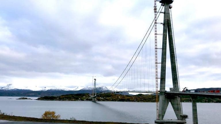 Denne nyåpnede hengebrua blir viktig for laksetransporten i nord