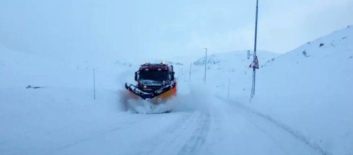 Fire vogntog endte i grøften på Strynefjellet