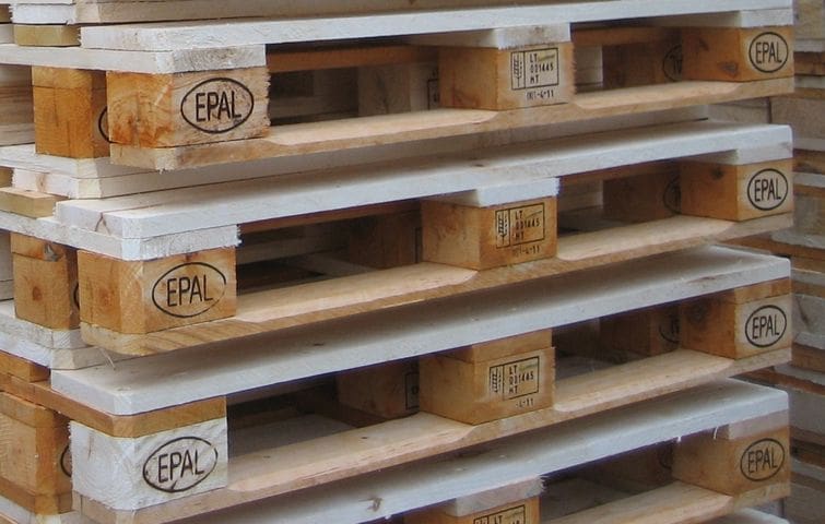 Palleprodusent flyttet inn i Lerøys gamle lokaler på Dolmøya – produserer 1.500 paller om dagen til lakseslakterier