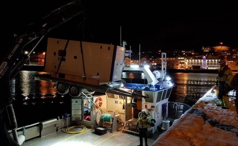 En servicebåt fra Grieg Seafood ble redningen da hele øya i Finnmark stod uten strøm