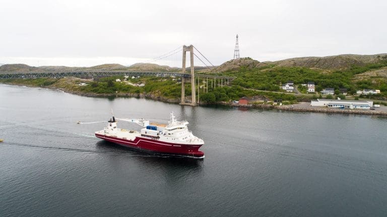 “Nordkinn” klargjøres for fôrfrakt og flagges hjem