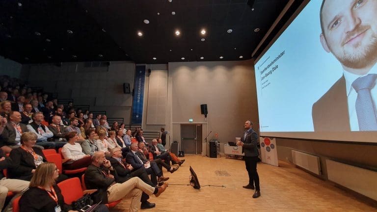 – Hvis vi skal klare å få flere til å velge sjøveien som hovedtransportåre, så må vi faktisk brenne alle papir og begynne på nytt