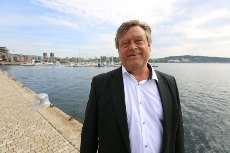 Fiskeriministeren signerer lakseavtale med Kina