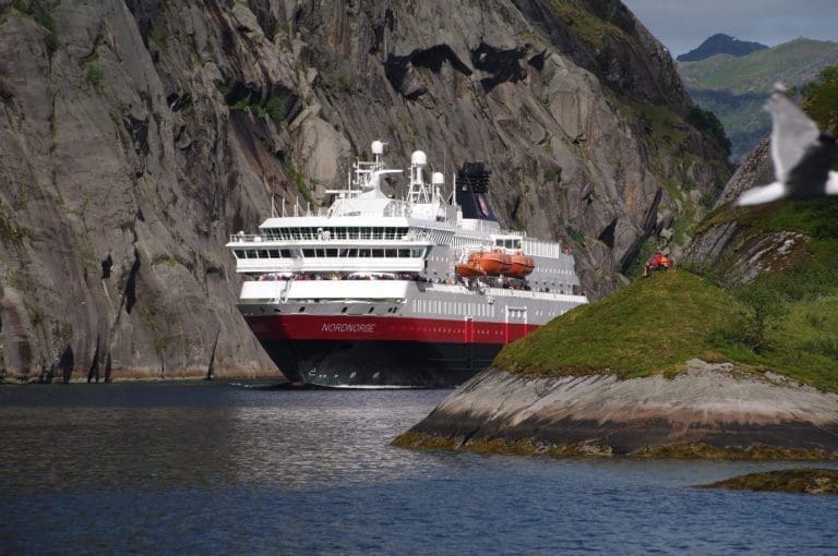 Hurtigruten og Biokraft inngår rekordavtale om biogass: Skal seile på død fisk