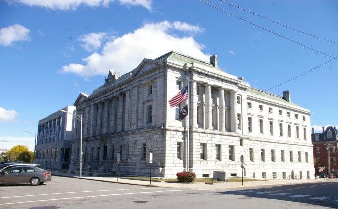 Minst ti aktører, inkludert en privatperson, har saksøkt norske lakseoppdrettere