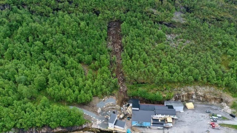 Først ble oppdretteren rammet av alger. Lørdag ble deler av selskapets slakteri tatt av jordskred:  – Vi hadde ikke trengt dette nå