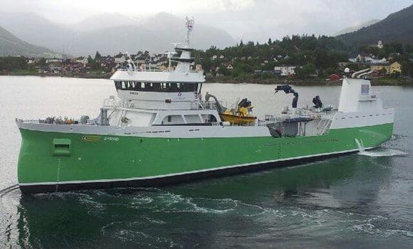 Ferge gikk på grunn – slept til trygg havn av brønnbåten “Ronja Sund”