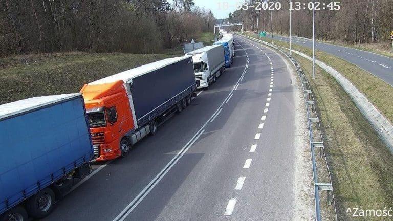 Kilometerlange køer med vogntog på Polens grenser