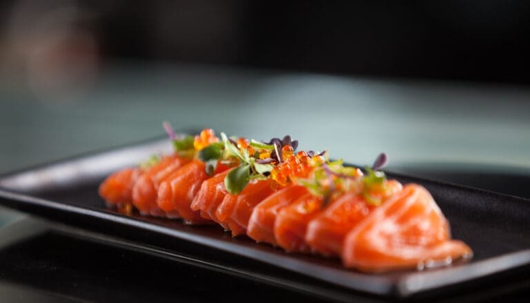 Alex Sushi spisser kvaliteten med laks fôret på krillmel