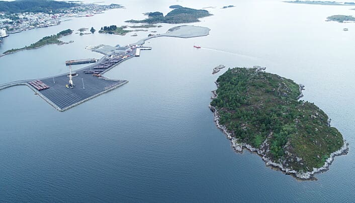 I Florø havn har en sprengt bort to millioner kubikkmeter fjell og steinmasse. Snart skal det bygges oppdrettsanlegg her