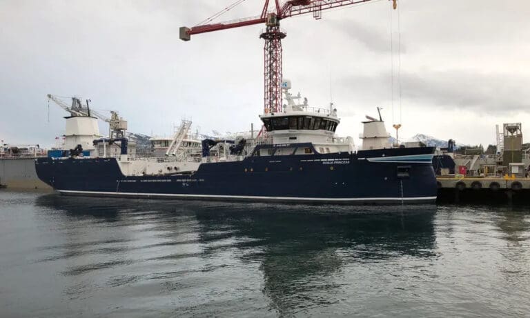 Sølvtrans holdt åpen båt for 500 da de døpte “Ronja Princess” i Ålesund
