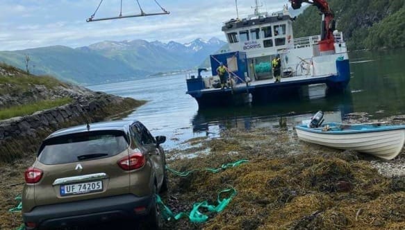 Flere biler ble sperret inne etter et 70 meter bredt steinras rammet bygden. Da kom arbeidsbåten “Borris” til unnsetning