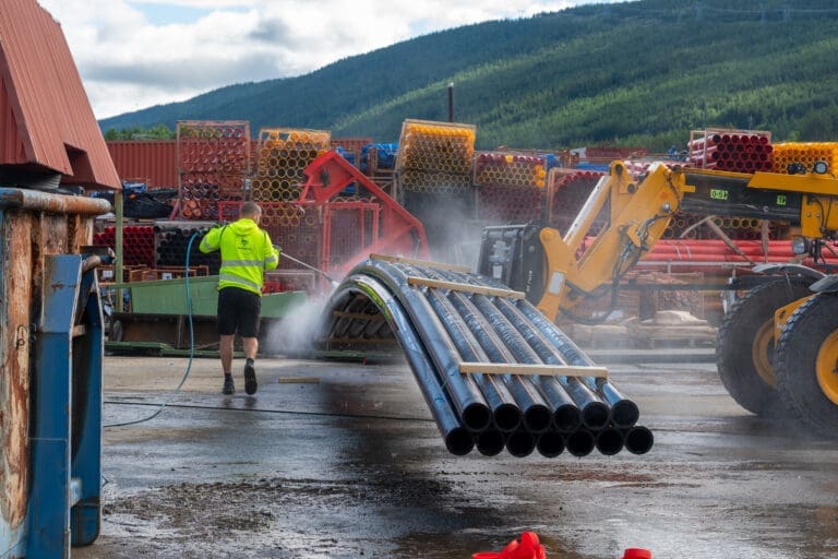 Hallingplast håper å starte opp igjen produksjonen i løpet av dagen, men varsler forsinkelser