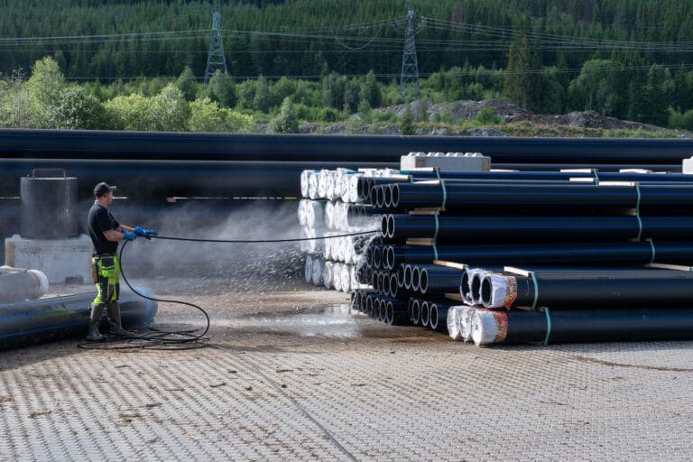 Enorm innsats fra ansatte sikrer at Hallingplast starter opp produksjonen igjen