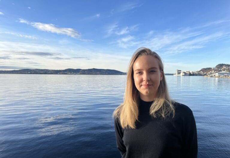 Janicke (27) hekta seg på havbruksnæringen. Nå jobber hun med å få inn flere unge.