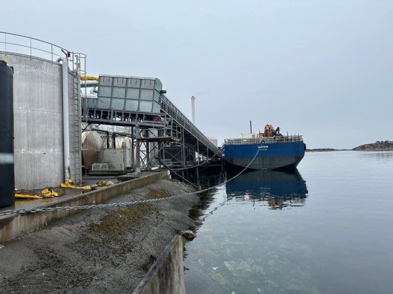 2.000 liter ensilasje havnet i sjøen ved fabrikken på Frøya: – Slangen sprakk under lasting