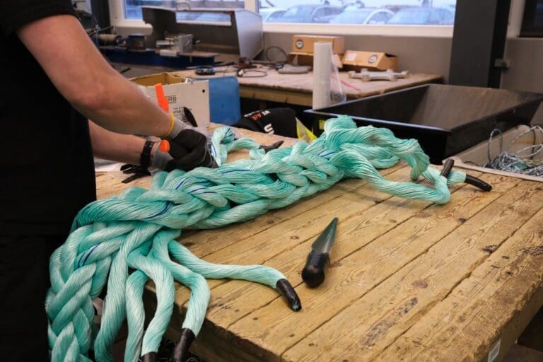 – Alt tauet spleises for hånd. Det er veldig mye arbeid, veldig tungt arbeid.