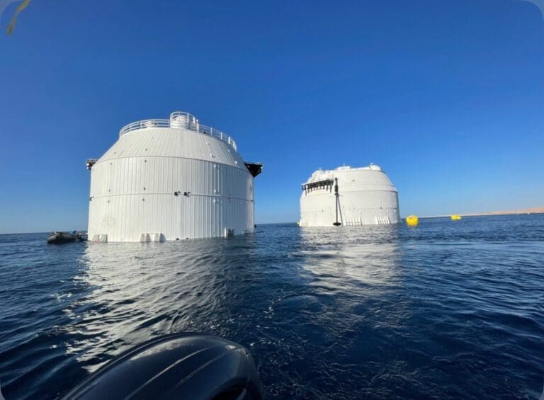 To gigantiske «julegaver» fra Fishglobe på plass i Saudi‑Arabia