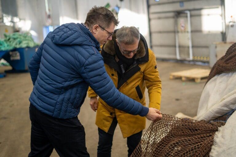 Her blir brukte oppdrettsredskaper om til ny råvare